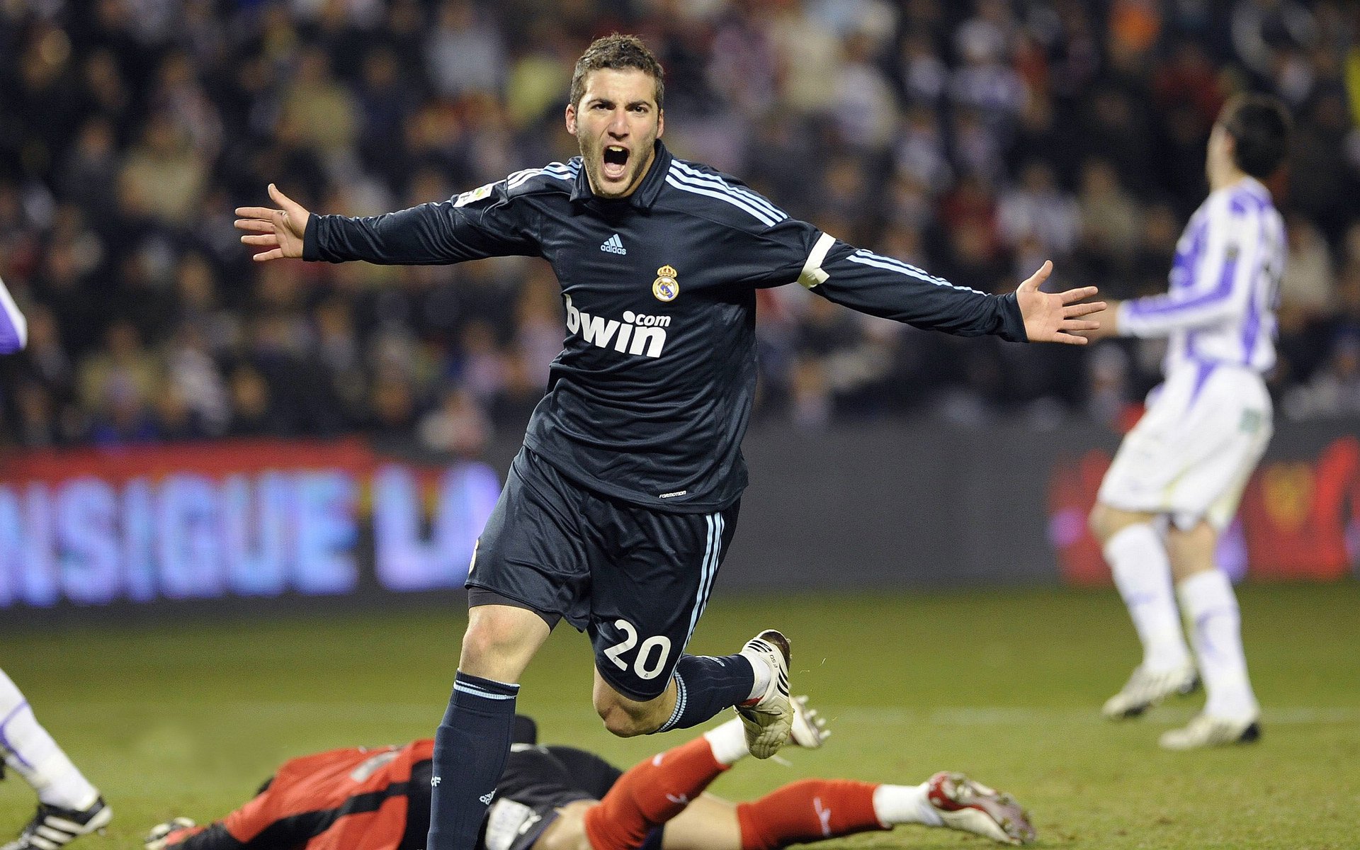 卡塞米罗终场绝杀！巴西1-0险胜巴拉圭，罗马里奥式末节奇迹再现